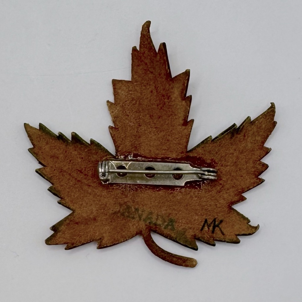 VINTAGE 1960s Tooled Leather Maple Leaf Brooch SIGNED - Picture 7 of 10